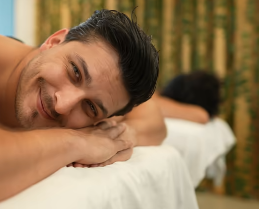 Pessoa em bem estar e equilíbrio após massagem tântrica