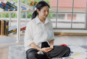 Integração de respiração e sensibilidade tátil no toque consciente.